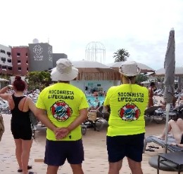 Dos socorristas de Marnin vigilando una zona de baño